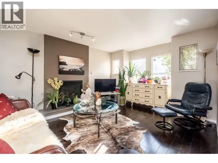 1528 BOND STREET, North Vancouver