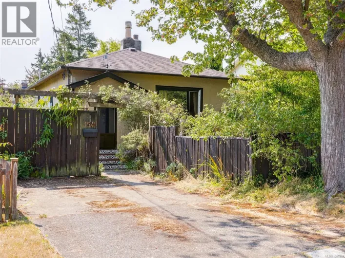 1541 Burton Ave, Victoria