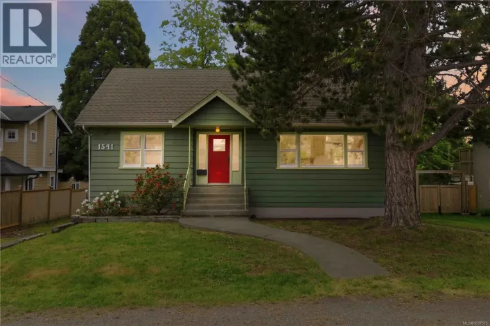 1541 McRae Ave, Saanich
