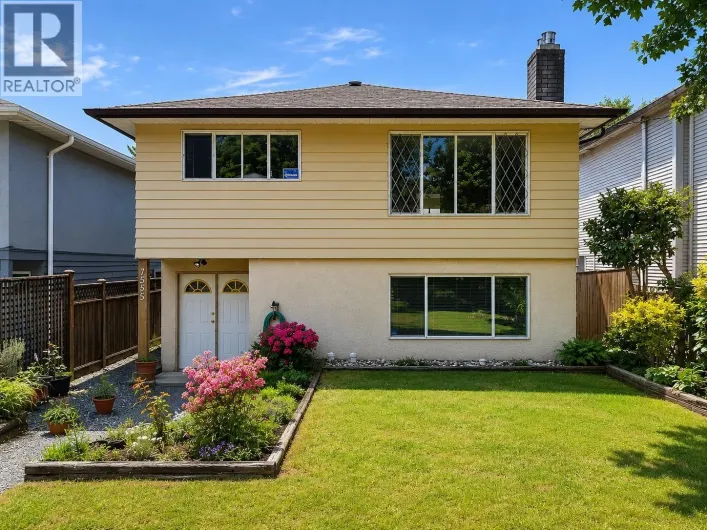 1555 BURRILL AVENUE, North Vancouver