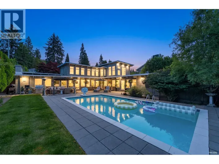 1555 QUEENS AVENUE, West Vancouver