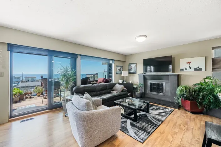 15556 COLUMBIA AVENUE, White Rock