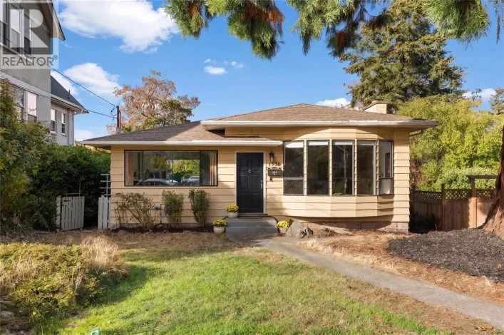 House for sale: 1556 Gladstone Ave, Victoria