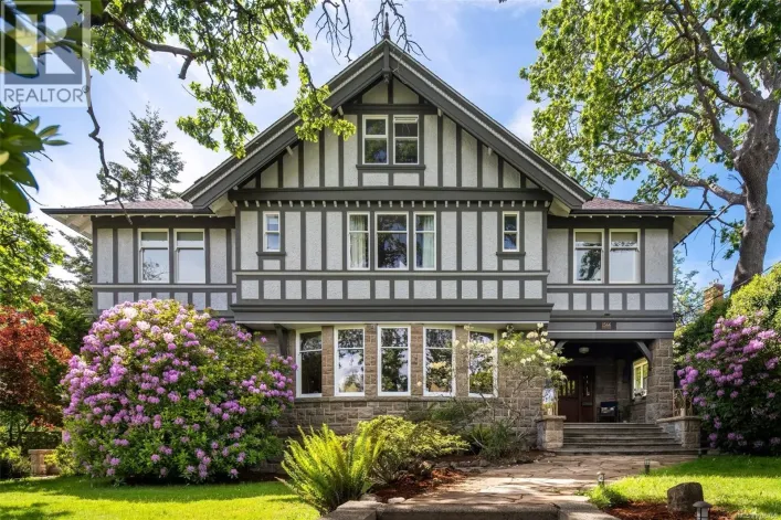 1566 Hampshire Rd, Oak Bay