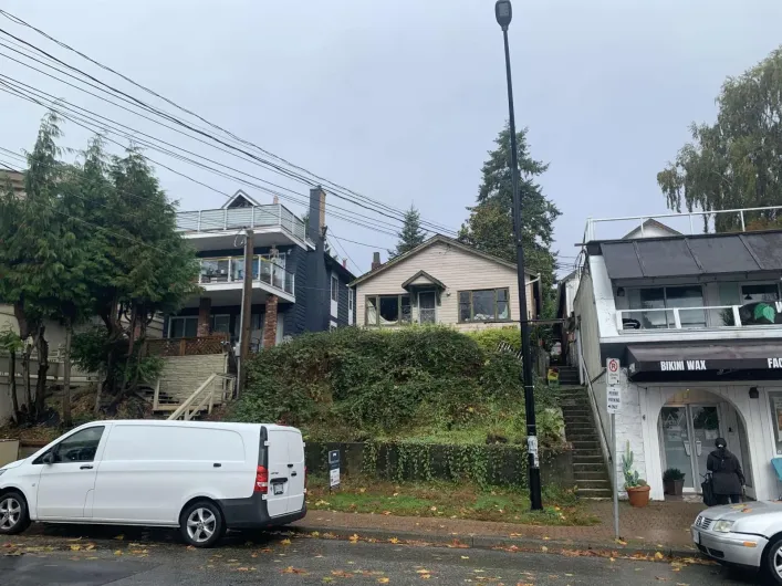 15671 MARINE DRIVE, White Rock