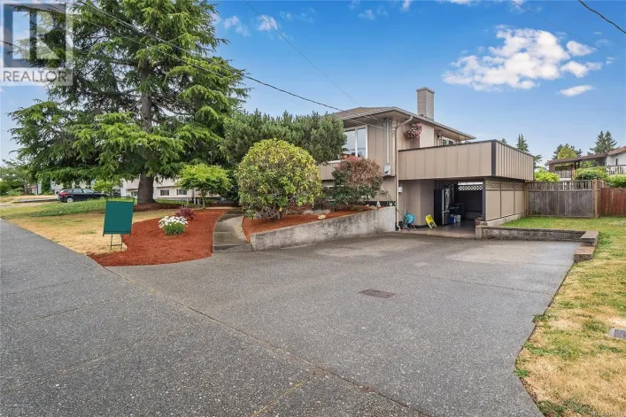 1571 Kenmore Rd, Saanich