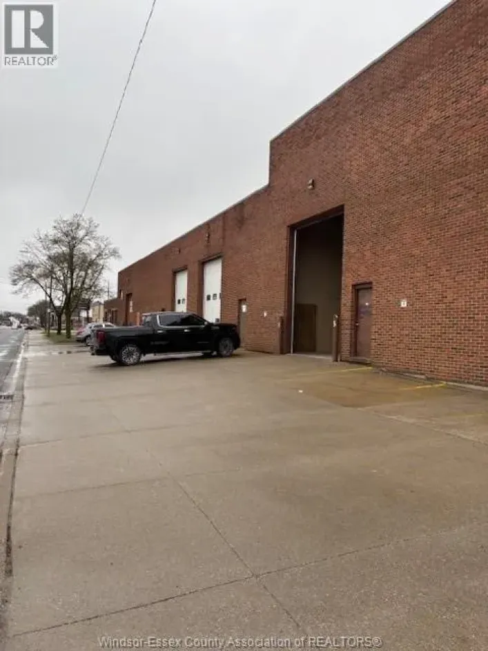 1577 HOWARD AVENUE, Windsor