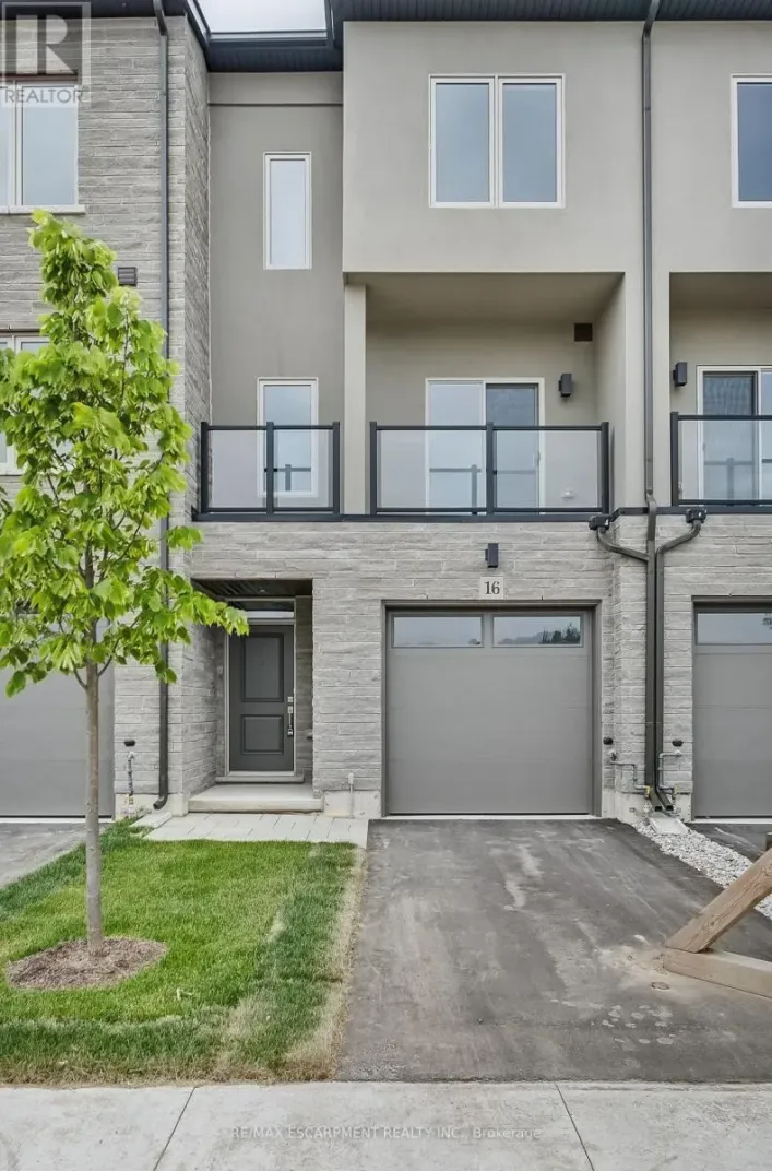 16 CLEAR VALLEY LANE, Hamilton