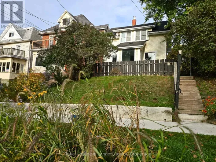 16 CROWN STREET, Thunder Bay