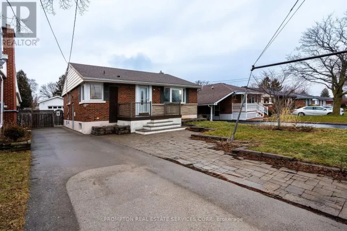 16 FERNWOOD CRESCENT, Hamilton