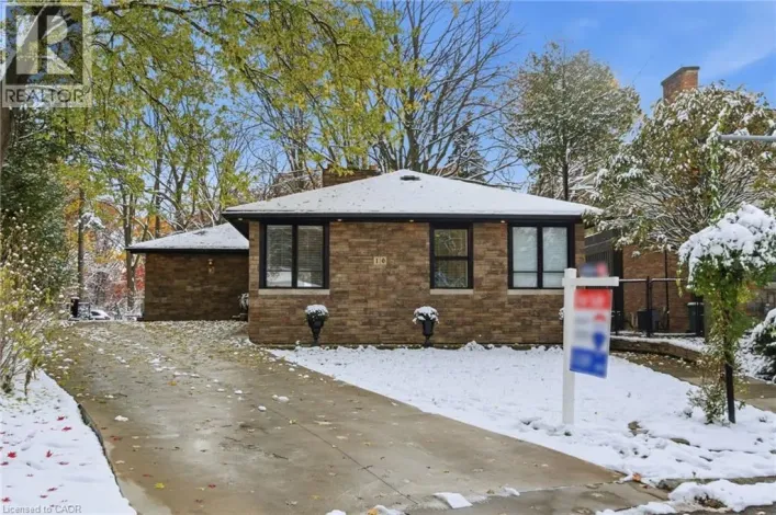 16 FREELAND Court, Hamilton