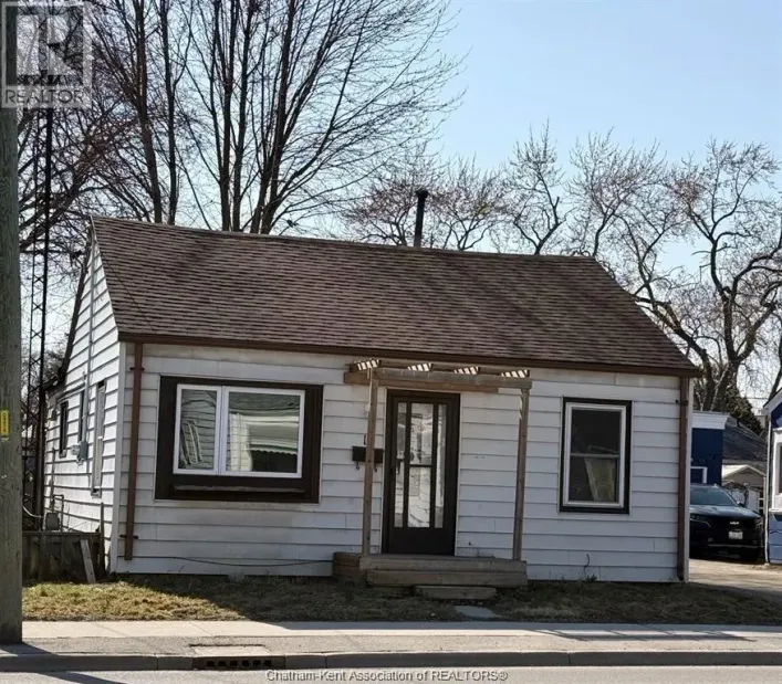 16 MCNAUGHTON AVENUE, Wallaceburg