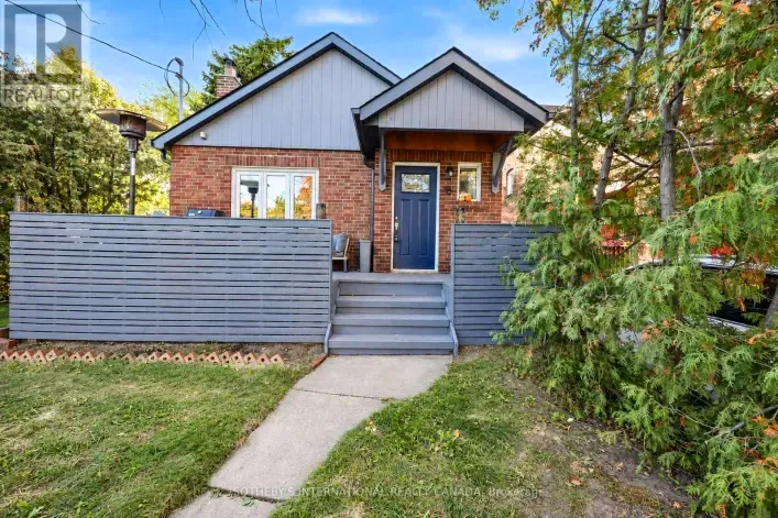 16 SMITHFIELD DRIVE, Toronto