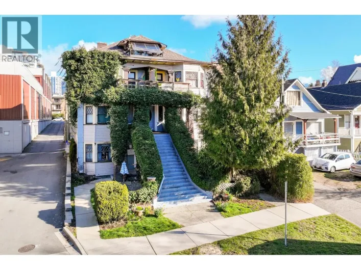 160 E 10TH STREET, North Vancouver