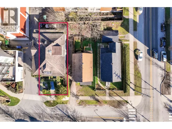 160 E 10TH STREET, North Vancouver