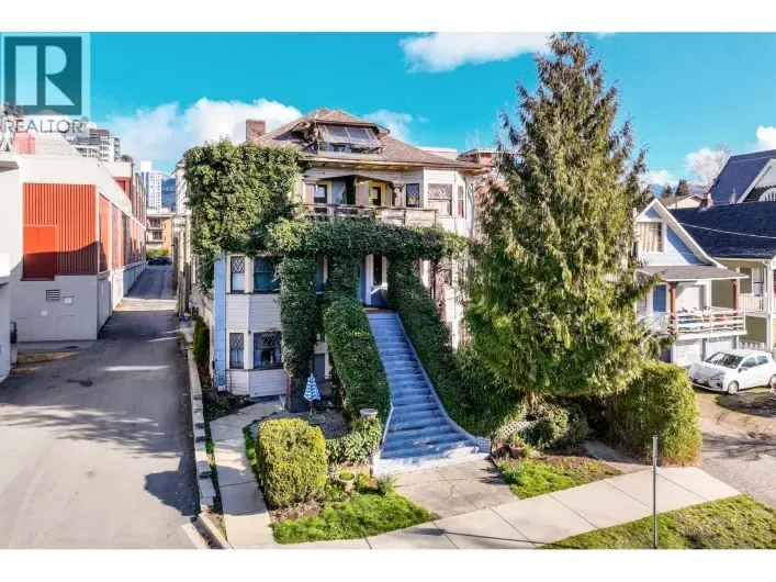 160 E 10TH STREET, North Vancouver