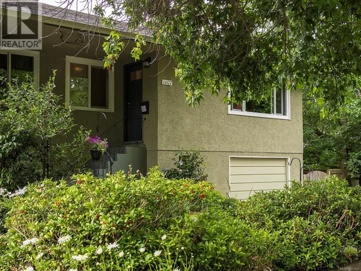 1607 Chandler Ave, Victoria