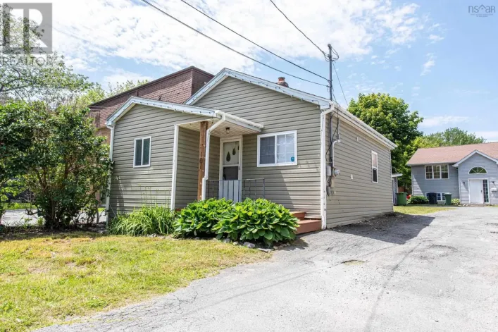 161 Albro Lake Road, Dartmouth