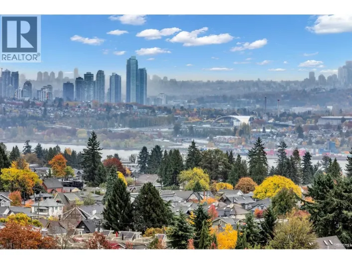 1610 125 E 14TH STREET, North Vancouver