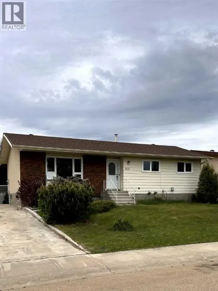 1614 3 Avenue, Wainwright