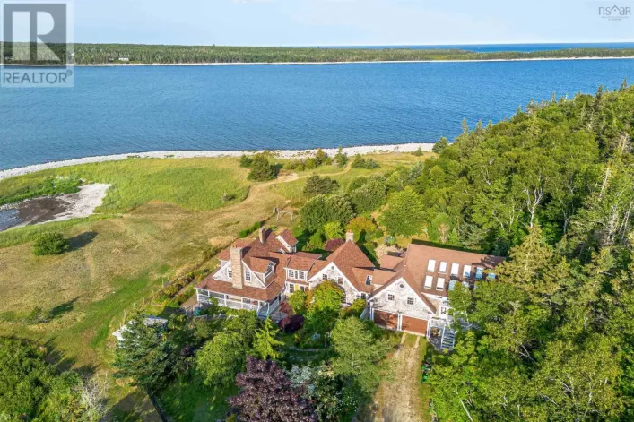 1618 McLeans Lake Road, Port L'Hebert