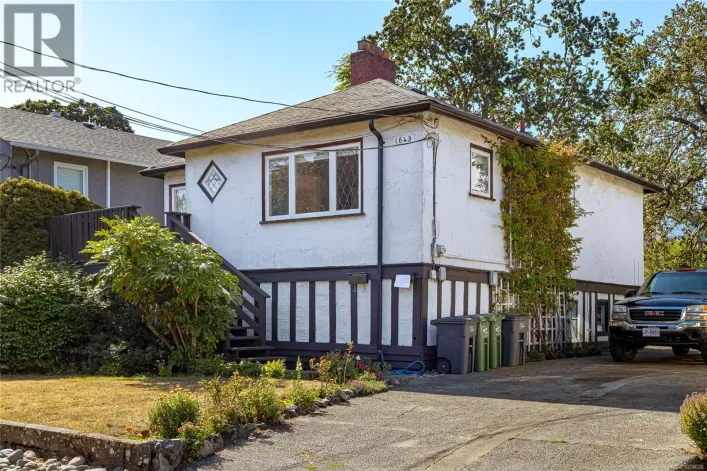 1645 Haultain St, Victoria