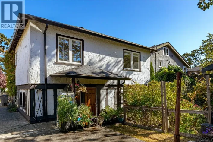 1645 Haultain St, Victoria