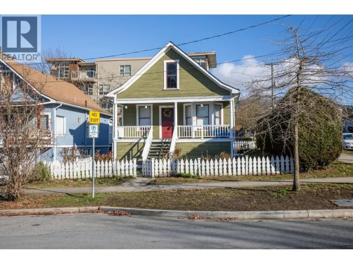 166 E 10TH STREET, North Vancouver