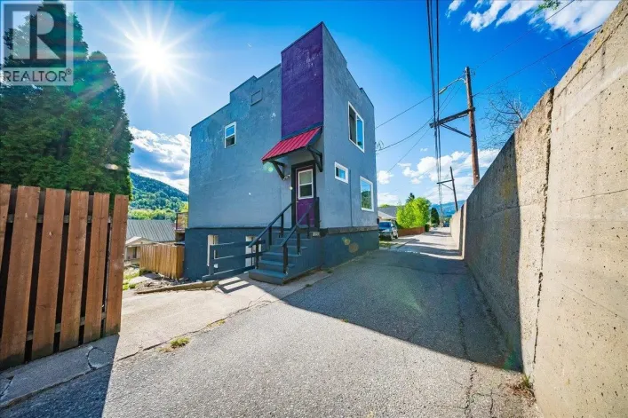 1662 Columbia Avenue, Trail