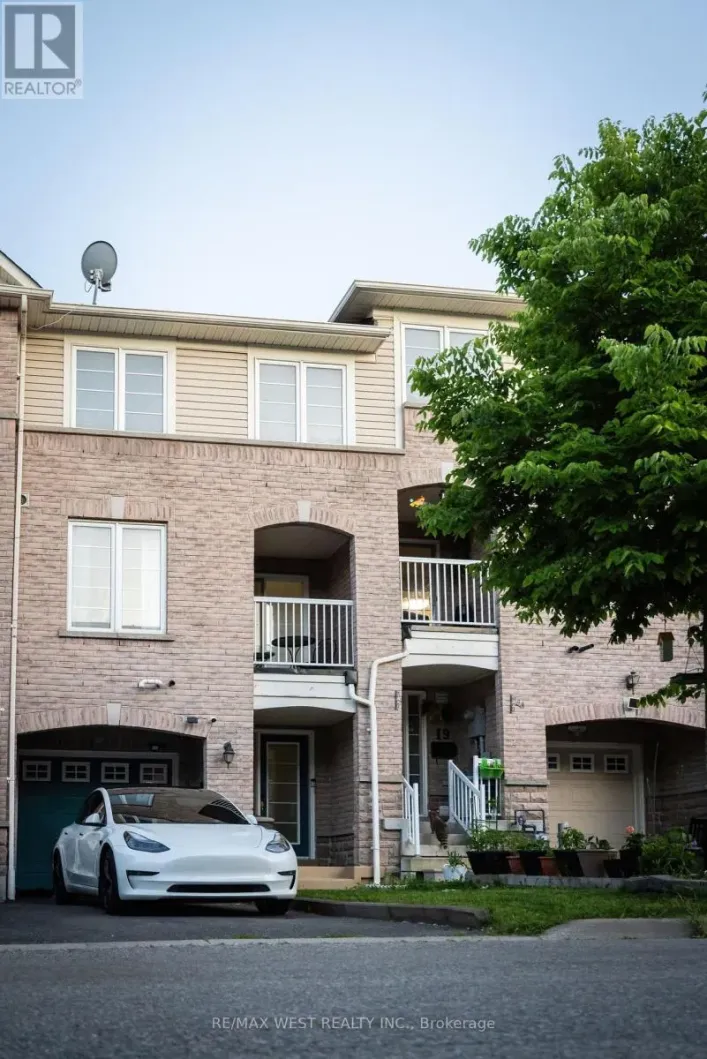 17 THORNHARROLD STREET, Ajax