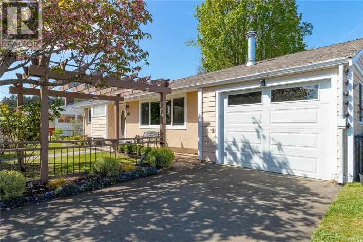 171 Stanford Ave W, Parksville