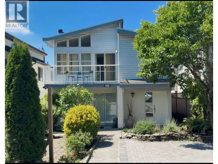 1717 TATLOW AVENUE, North Vancouver