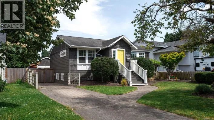 1721 Amphion St, Victoria