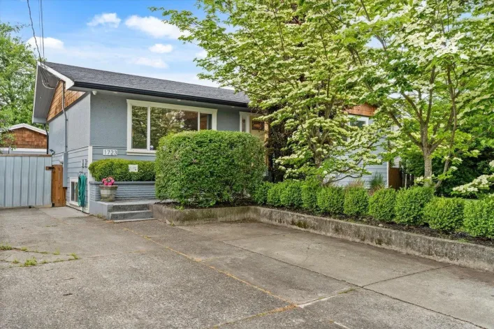 1723 AGASSIZ AVENUE|Agassiz, Agassiz