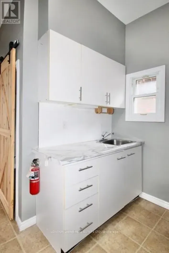 176 EMERY STREET E, London South