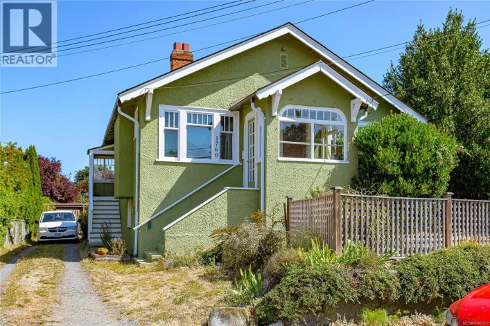 1760 A/B Haultain St, Victoria