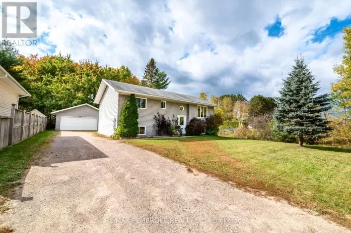 18 JOSEPH STREET, Laurentian Hills