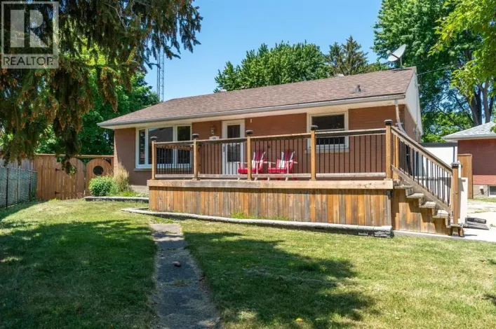 18 TWEEDSMUIR AVENUE, Sarnia