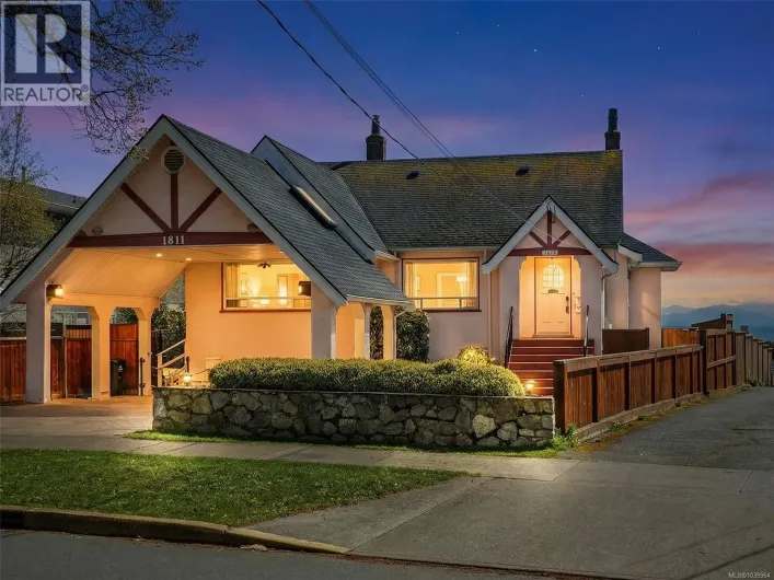 1811 Hollywood Cres, Victoria