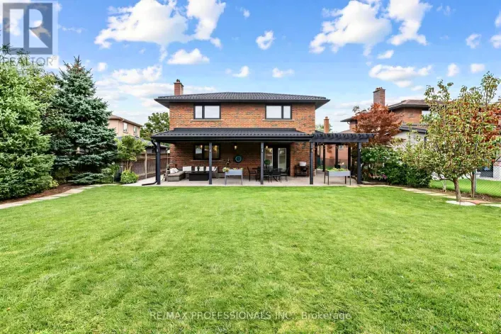 182 GRACEFIELD AVENUE, Toronto
