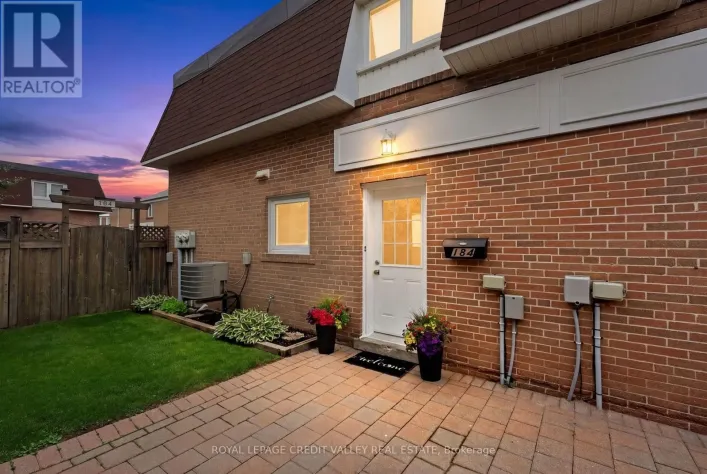 Row / Townhouse for sale: 184 - 184 TOWN HOUSE CRESCENT, Brampton