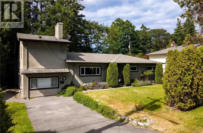1846 Fairburn Dr, Saanich