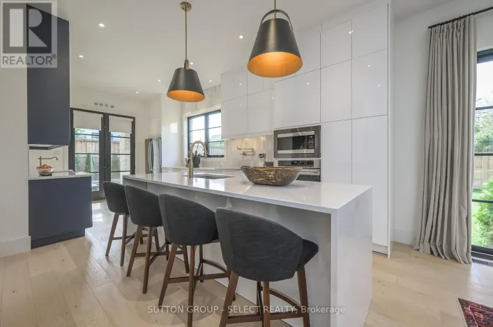 185 COMMISSIONERS ROAD E, London South