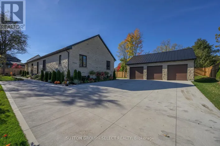 185 COMMISSIONERS ROAD E, London South