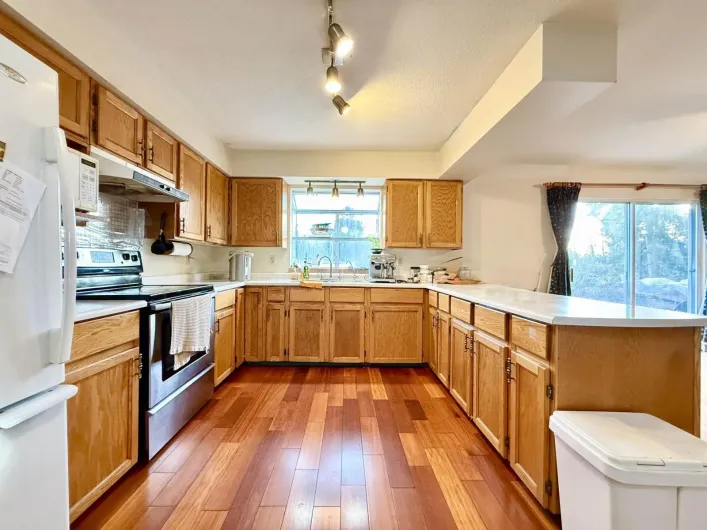 18572 76 AVENUE, Surrey