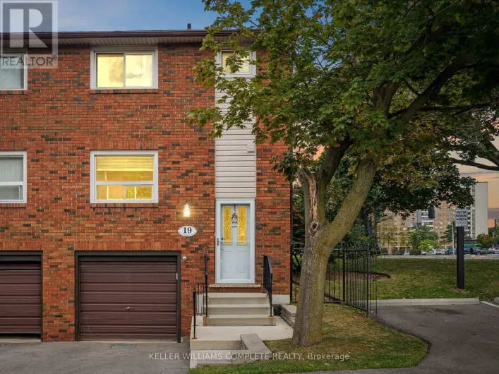 19 - 90 MAGNOLIA DRIVE, Hamilton