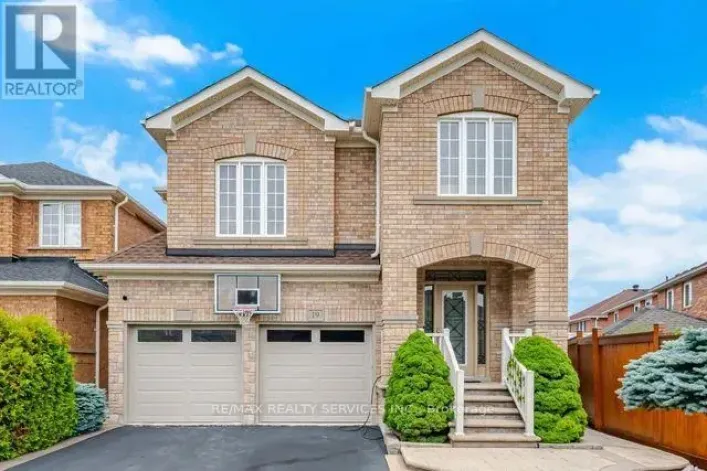 19 THORNBUSH BOULEVARD, Brampton