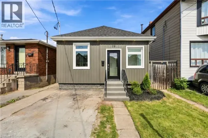 House for sale: 19 VANSITMART Avenue, Hamilton
