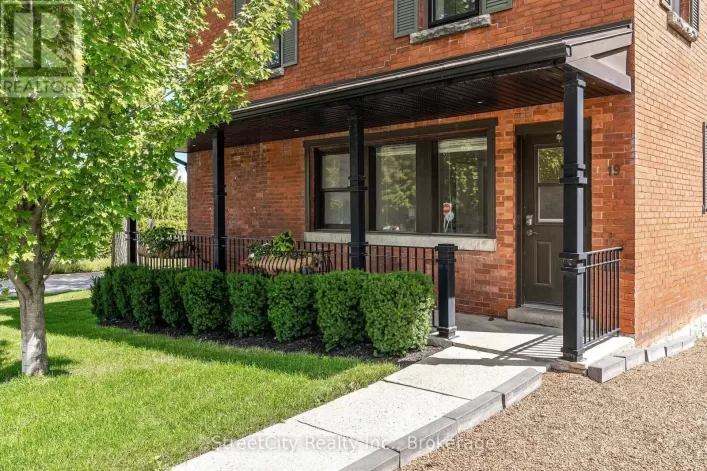 19 WATERLOO STREET S, Stratford