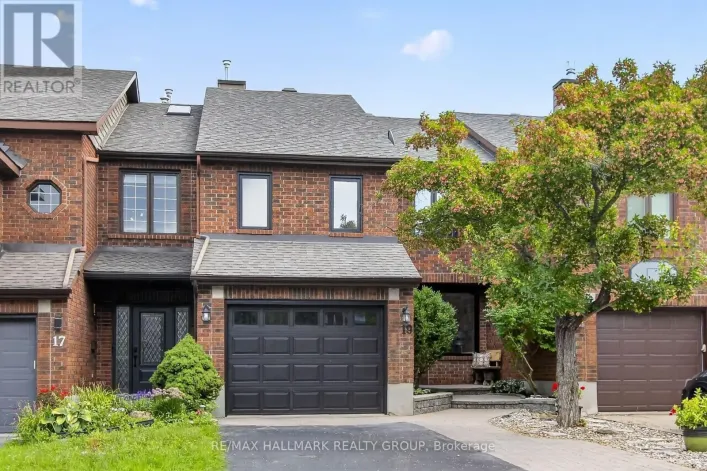 Row / Townhouse for sale: 19 WINDEYER CRESCENT, Ottawa